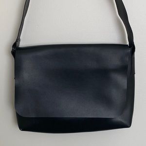 Meetmetmeet messenger crossbody bag